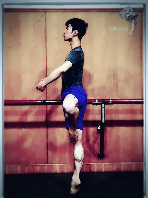 成人轻快独舞视频教程,跟随视频教程学舞步