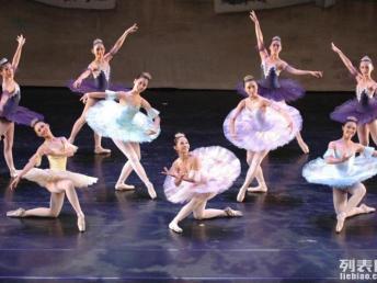 成人舞蹈拿小扇子视频,成人舞蹈中的优雅与魅力  第2张