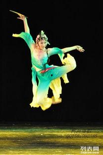 成人舞蹈拿小扇子视频,成人舞蹈中的优雅与魅力  第3张